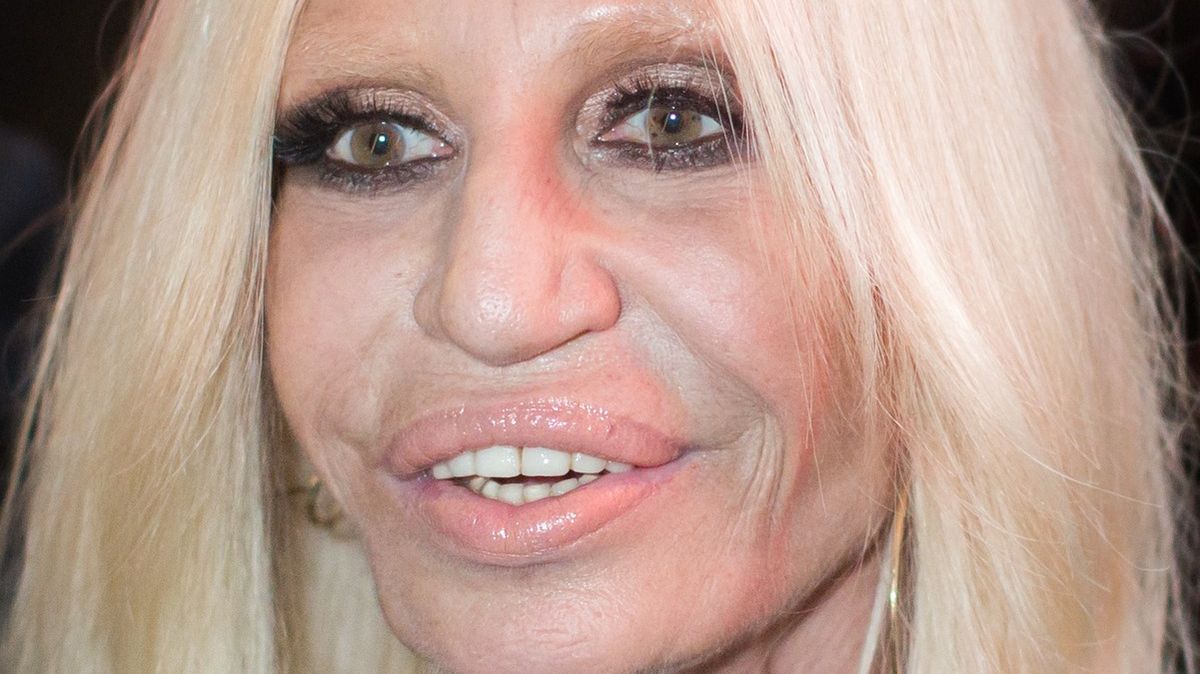 Donatella Versace na veřejnosti: Jak vypadá nadšenkyně do plastické chirurgie před sedmdesátkou?